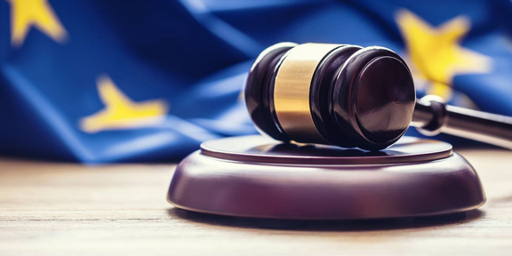 Gavel with EU flag in background, Credits: Pixabay