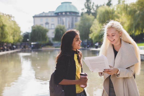 SSE students interacting in the city, credit SSE