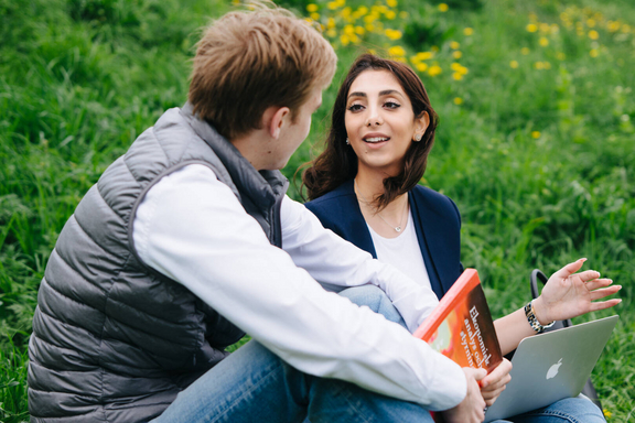 Students discuss outdoors, photo by Juliana Wiklund, SSE