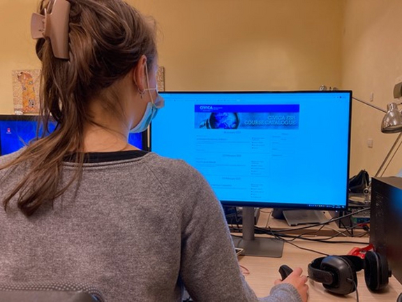 Student browsing the PhD course catalogue, credit: EUI